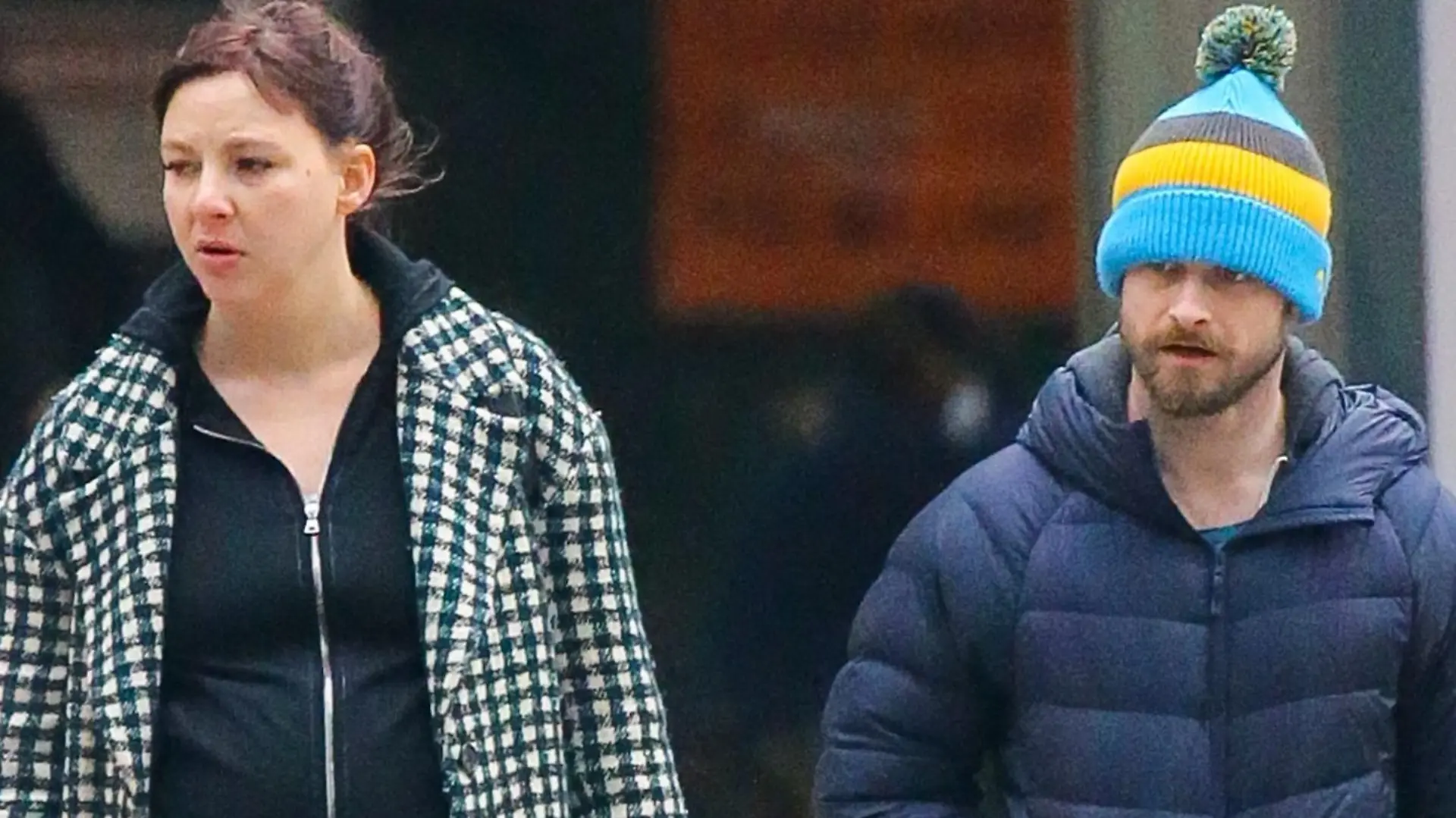 SONDERKONDITIONEN: MINDESTHONORAR: EXCLUSIVE:
Harry Totter!
Daniel Radcliffe, the renowned actor famous for his role in Harry Potter, was spotted in New York City, NY, USA taking a walk with his girlfriend Erin Darke, who appears to be pregnant with their first child.
Pictured: Erin Darke,Daniel Radcliffe
Ref: SPL5532529 240323 EXCLUSIVE
Picture by: Felipe Ramales / SplashNews.com
World Rights