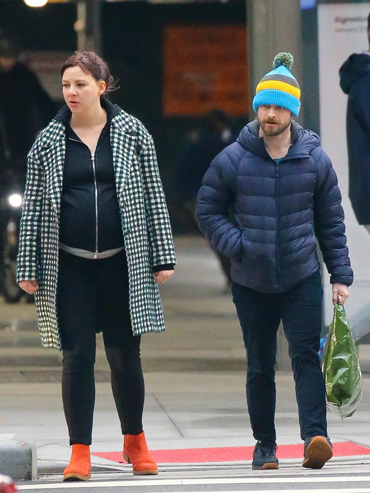SONDERKONDITIONEN: MINDESTHONORAR: EXCLUSIVE: 
Harry Totter! 
Daniel Radcliffe, the renowned actor famous for his role in Harry Potter, was spotted in New York City, NY, USA taking a walk with his girlfriend Erin Darke, who appears to be pregnant with their first child.
Pictured: Erin Darke,Daniel Radcliffe
Ref: SPL5532529 240323 EXCLUSIVE
Picture by: Felipe Ramales / SplashNews.com



World Rights
