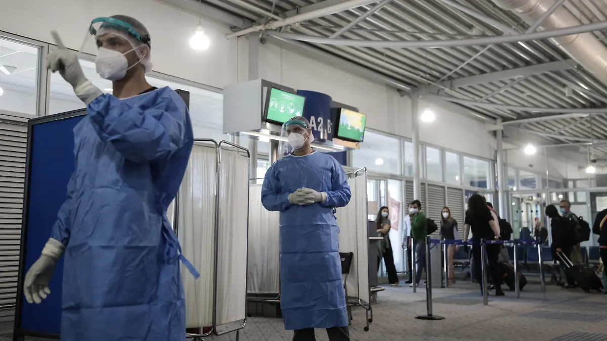 Momentaufnahme am Athener Flughafen Eleftherios venizelos: Während Griechenland sich darauf vorbereitet, seine Flughäfen für den internationalen Tourismus zu öffnen, sind sich die Gesundheitsbehörden des Risikos eines Aufflammens der Coronavirus-Epidemie bewusst, nachdem 12 Passagiere, die aus Doha nach Athen geflogen sind, Anfang dieser Woche positiv auf SARS-CoV-2 getestet wurden. Die Tests am Flughafen sind für alle Ankünfte aus Ländern obligatorisch, die bis Ende des Monats nicht auf der sicheren Liste der Agentur für Flugsicherheit der Europäischen Union stehen. Wenn die Ergebnisse negativ sind, sollen ab 1. Juli nur Stichproben durchgeführt werden. Tests am Athener Flughafen *** Snapshot at Athens airport Eleftherios venizelos Whil PUBLICATIONxNOTxINxGRE ANE5087352