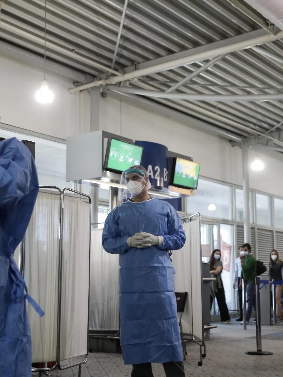  Momentaufnahme am Athener Flughafen Eleftherios venizelos: Während Griechenland sich darauf vorbereitet, seine Flughäfen für den internationalen Tourismus zu öffnen, sind sich die Gesundheitsbehörden des Risikos eines Aufflammens der Coronavirus-Epidemie bewusst, nachdem 12 Passagiere, die aus Doha nach Athen geflogen sind, Anfang dieser Woche positiv auf SARS-CoV-2 getestet wurden. Die Tests am Flughafen sind für alle Ankünfte aus Ländern obligatorisch, die bis Ende des Monats nicht auf der sicheren Liste der Agentur für Flugsicherheit der Europäischen Union stehen. Wenn die Ergebnisse negativ sind, sollen ab 1. Juli nur Stichproben durchgeführt werden. Tests am Athener Flughafen *** Snapshot at Athens airport Eleftherios venizelos Whil PUBLICATIONxNOTxINxGRE ANE5087352