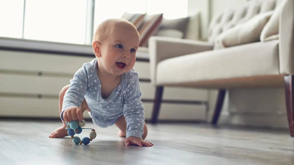 Baby krabbelt auf dem Boden
