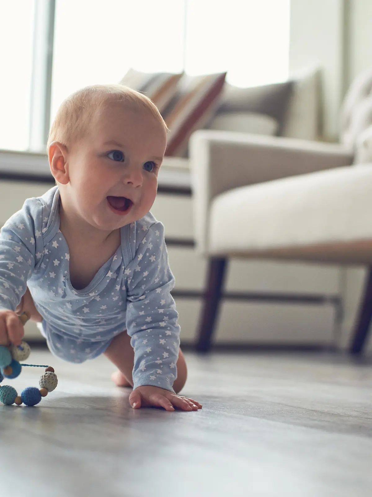 Baby krabbelt auf dem Boden