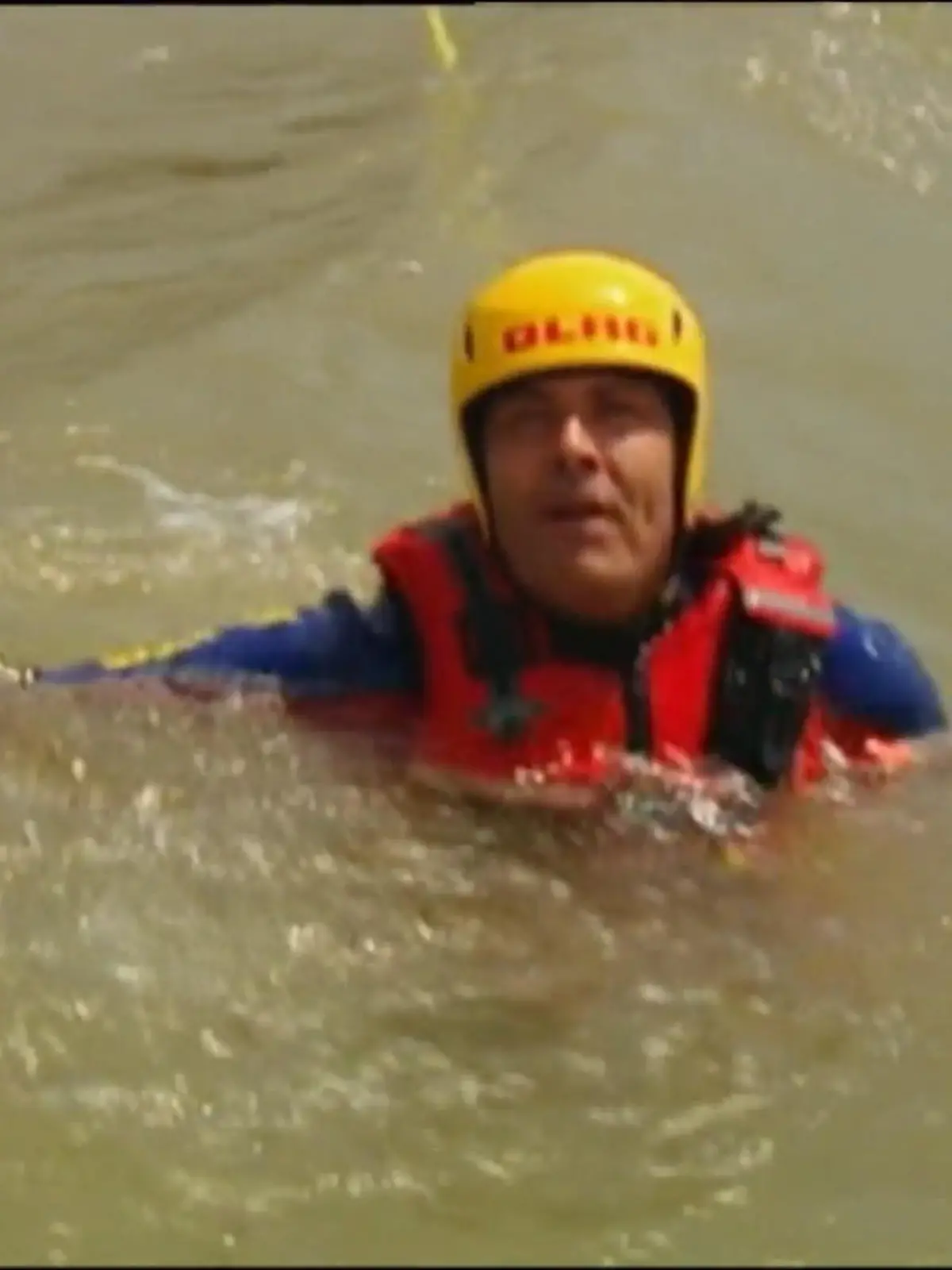 In der Corona-Krise können Schwimmbäder nur begrenzt genutzt werden. Noch mehr Menschen als sonst weichen deshalb auf unbewachte Flüsse und Seen aus - mit teils fatalen Folgen. Denn auch erfahrene Schwimmer können durch Strömungen mitgerissen werden, wie unser Reportertest im Video zeigt.