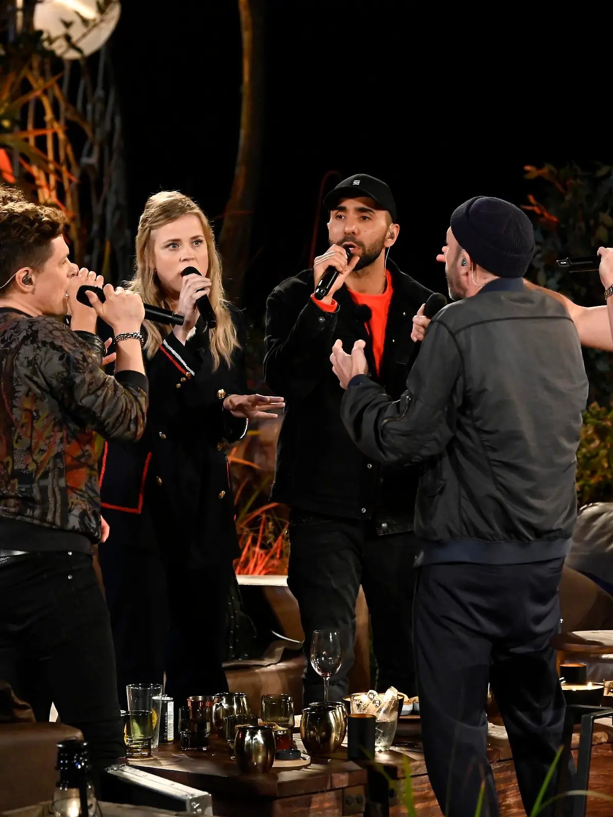 Michael Patrick Kelly (2.v.l), Max Giesinger (l.), Ilse DeLange (3.v.l.), MoTrip (3.v.r.), Jan Plewka (2.v.r.) und Nico Santos.


Die Verwendung des sendungsbezogenen Materials ist nur mit dem Hinweis und Verlinkung auf TVNOW gestattet.