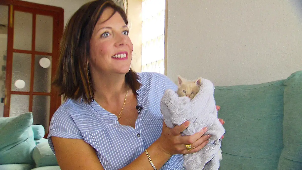 Danni Büchner mit ihrem Findelkater Romeo.