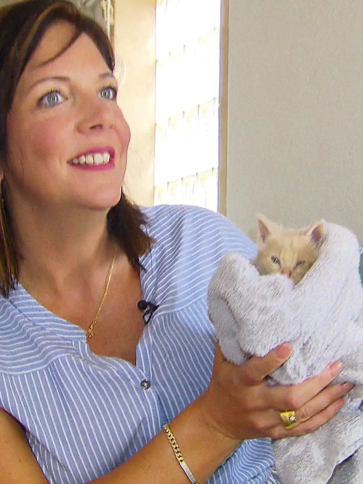 Danni Büchner mit ihrem Findelkater Romeo.