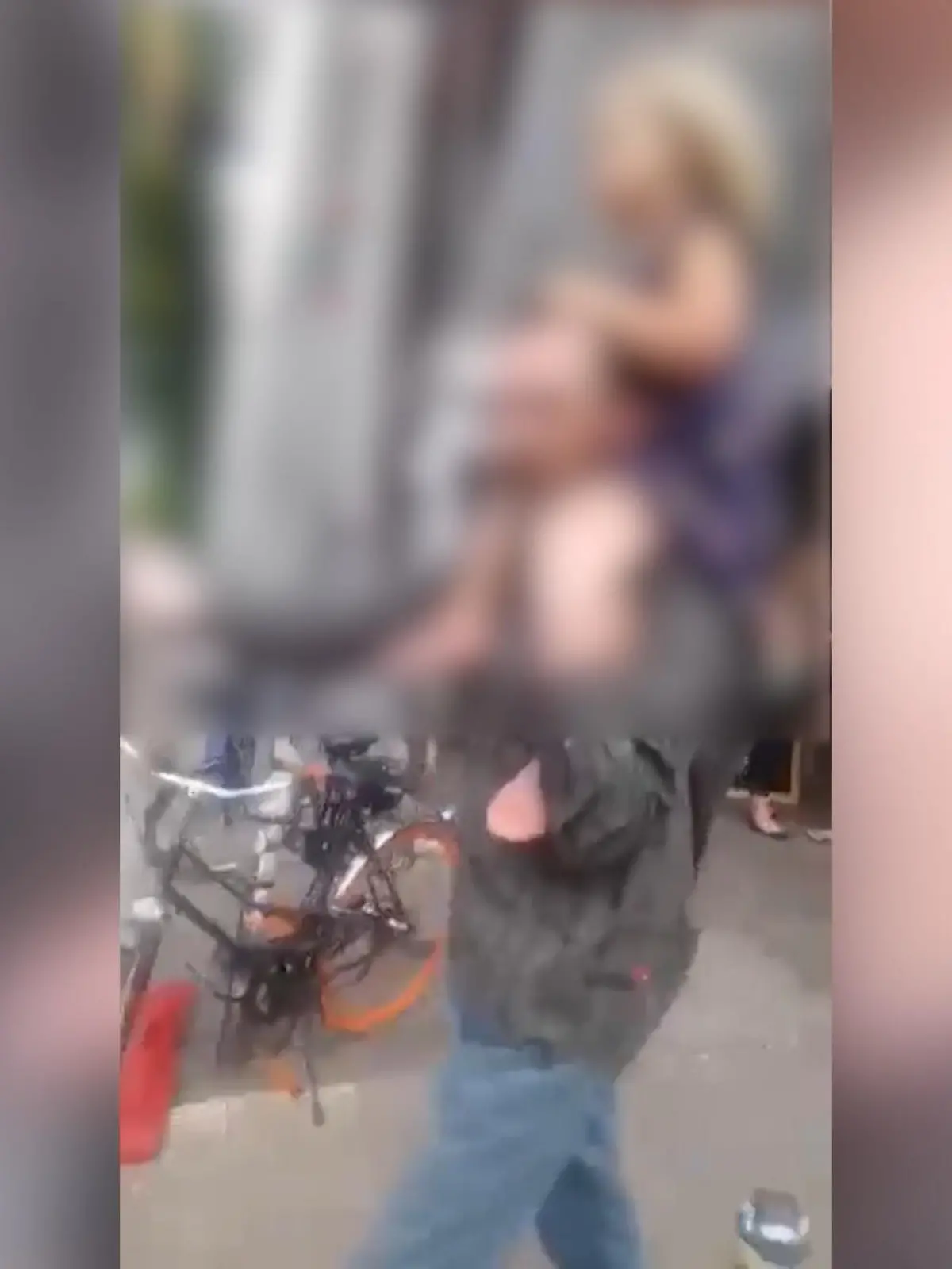 Hier ist der Mann zu sehen, wie er sich mit dem kleinen Mädchen auf seinen Schultern vom Spielplatz in Berlin entfernt.