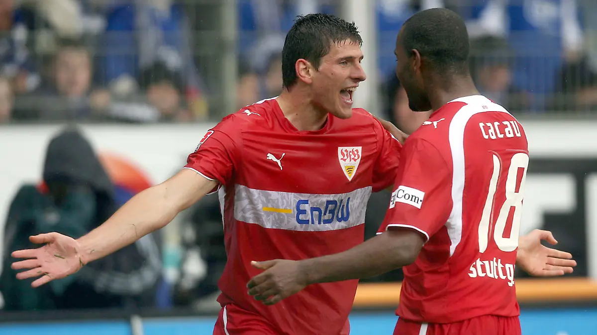 Fußball-Bundesliga: VfL Bochum - VfB Stuttgart am Samstag (12.05.2007) in Bochum: Der Stuttgarter Mario Gomez (l) jubelt nach seinem Treffer mit Cacau (r). Achtung Sperrfrist! Die DFL erlaubt die Weiterverwertung der Bilder im IPTV, Mobilfunk und durch sonstige neue Technologien erst zwei Stunden nach Spielende. Die Publikation und Weiterverwertung im Internet ist während des Spiels auf insgesamt sechs Bilder pro Spiel begrenzt. Foto: Oliver Berg dpa/lnw +++(c) dpa - Bildfunk+++