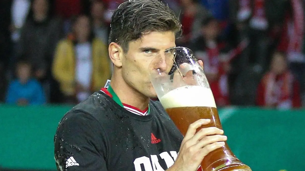 Bildnummer: 13722599 Datum: 01.06.2013 Copyright: imago/EibnerMario GOMEZ 33 (FC Bayern Muenchen) beim Biertrinken EP_CKT; Fussball GER DFB Pokal Finale 2012 Sieg Pokalsieg Jubel x0x xsk 2013 hoch Aufmacher premiumd Fussball Maenner DFB-Pokal FC Bayern Muenchen VfB Stuttgart FCB VfB Saison 2012/13 Finale Image number 13722599 date 01 06 2013 Copyright imago Eibner Mario Gomez 33 FC Bavaria Munich the Beer drinking Football ger DFB Cup Final 2012 Victory Cup victory cheering x0x xsk 2013 vertical Highlight premiumd Football Men DFB Cup FC Bavaria Munich VfB Stuttgart FCB VfB Season 2012 13 Final