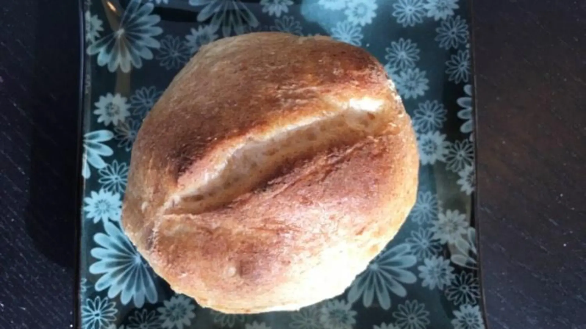 Ein glutenfreies Brötchen - sieht aus wie eins aus Weizen, schmeckt ein bisschen anders, aber mega lecker
