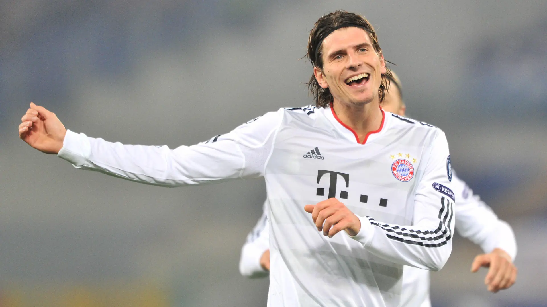 ARCHIV - Bayern Münchens Mario Gomez jubelt über sein Tor im Champions League Spiel gegen AS Rom am 23.11.2010 in Rom. Tore, Tore, Tore - Mario Gomez will 2011 da weitermachen, wo er 2010 aufgehört hat. 20 Tore in 24 Pflichtspielen, die Hinrundenquote war top. Foto: Peter Kneffel (zu dpa KORR: «Eto'o, Gekas, Dortmund: Gomez greift überall an» vom 12.01.2011)  +++(c) dpa - Bildfunk+++