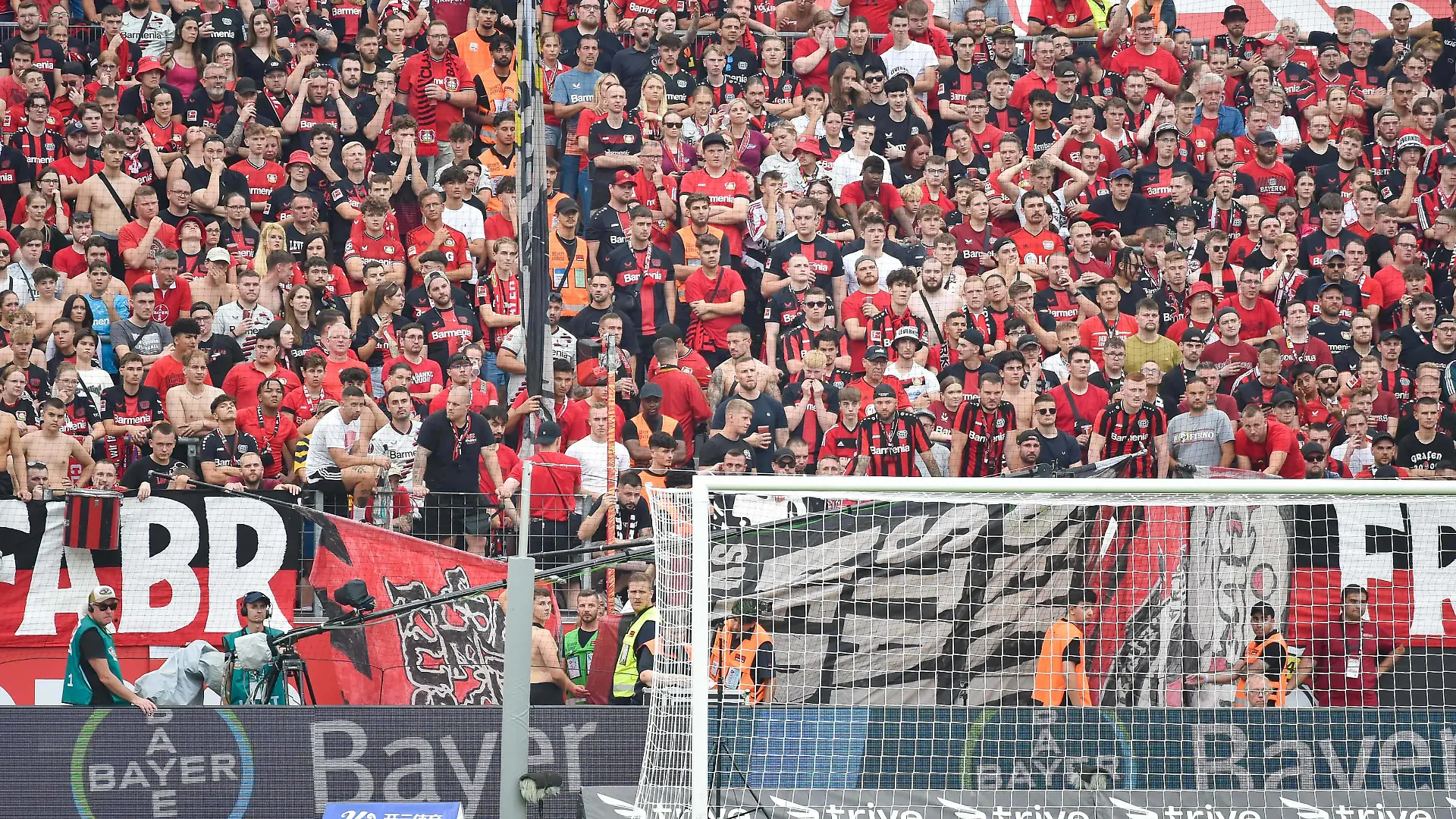 19.08.2023, xptzx, Fussball 1.Bundesliga, Bayer 04 Leverkusen - RB Leipzig emspor, v.l. ärtzlicher Notfall vor der Nordkurve, Fans decken die Behandlung ab DFL/DFB REGULATIONS PROHIBIT ANY USE OF PHOTOGRAPHS as IMAGE SEQUENCES and/or QUASI-VIDEO Leverkusen *** 19 08 2023, xptzx, football 1 Bundesliga, Bayer 04 Leverkusen RB Leipzig emspor, v l medical emergency outside the Nordkurve, fans cover treatment DFL DFB REGULATES PROHIBIT ANY USE OF PHOTOGRAPHS as IMAGE SEQUENCES and or QUASI VIDEO Leverkusen.