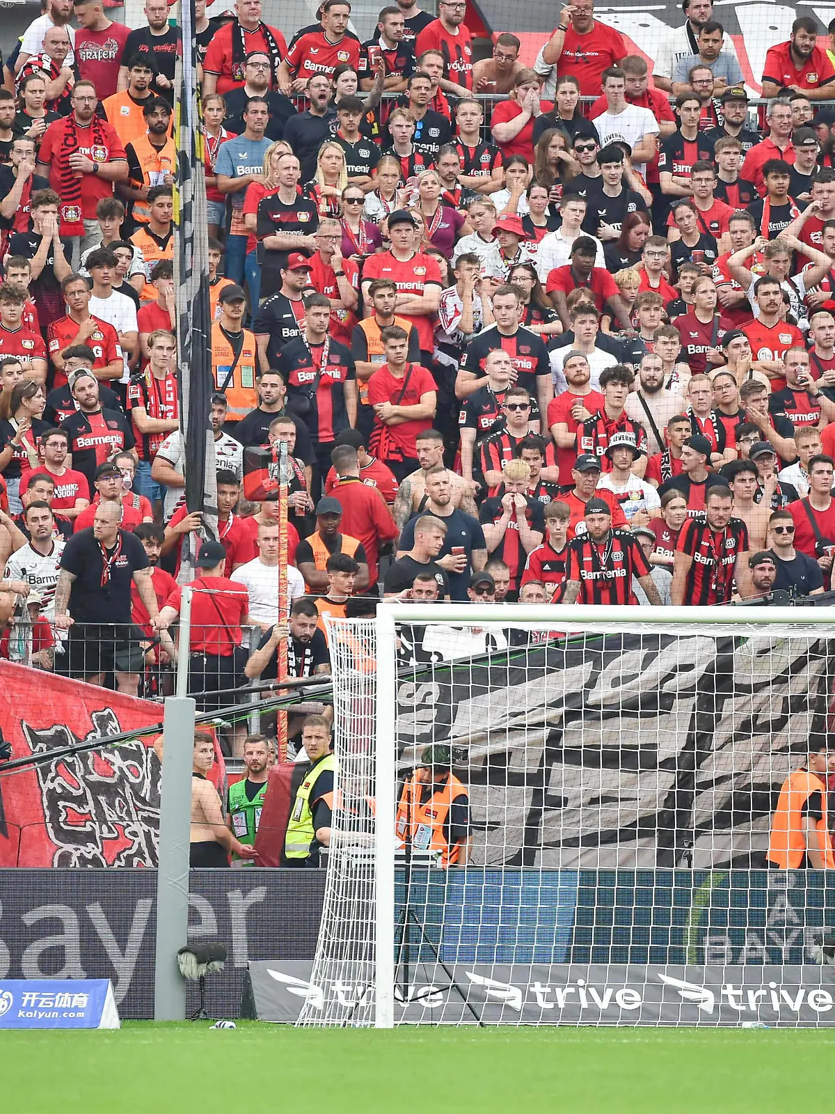 19.08.2023, xptzx, Fussball 1.Bundesliga, Bayer 04 Leverkusen - RB Leipzig emspor, v.l. ärtzlicher Notfall vor der Nordkurve, Fans decken die Behandlung ab DFL/DFB REGULATIONS PROHIBIT ANY USE OF PHOTOGRAPHS as IMAGE SEQUENCES and/or QUASI-VIDEO Leverkusen *** 19 08 2023, xptzx, football 1 Bundesliga, Bayer 04 Leverkusen RB Leipzig emspor, v l medical emergency outside the Nordkurve, fans cover treatment DFL DFB REGULATES PROHIBIT ANY USE OF PHOTOGRAPHS as IMAGE SEQUENCES and or QUASI VIDEO Leverkusen.