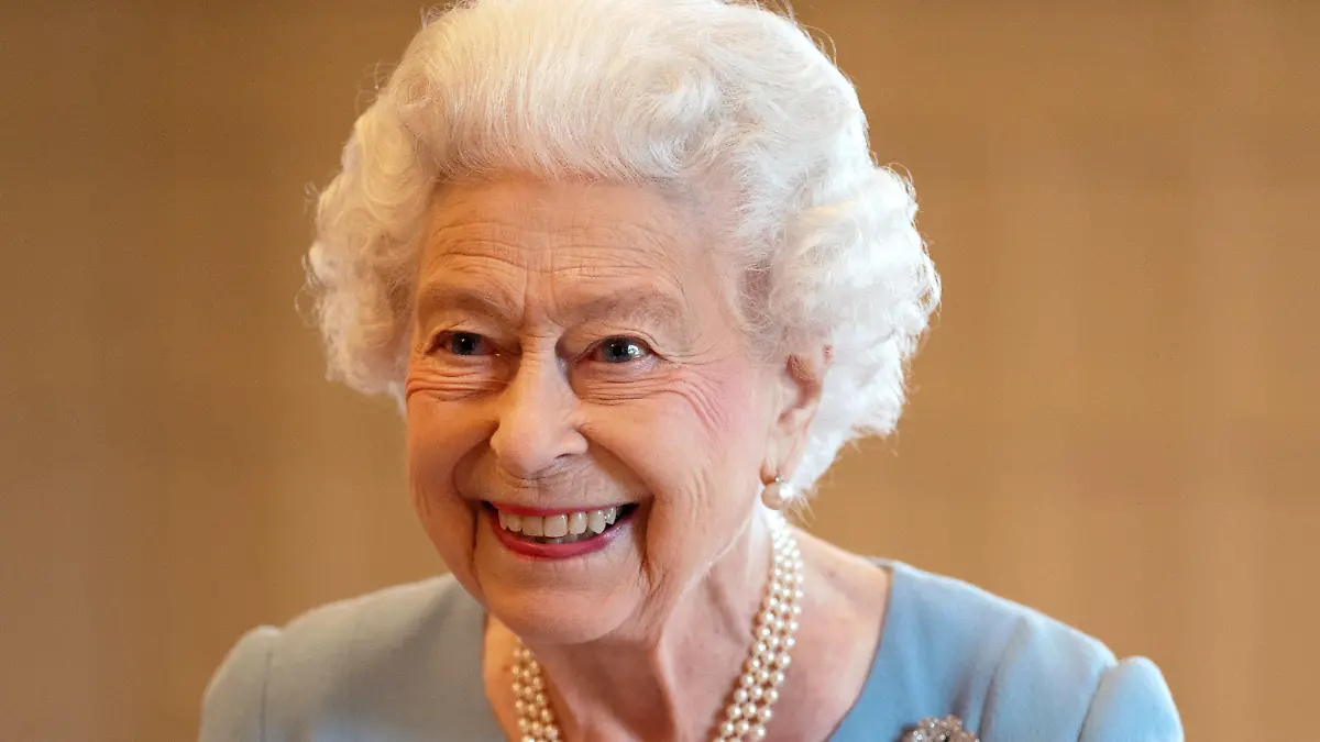 ARCHIV - 05.02.2022, Großbritannien, Sandringham: Königin Elizabeth II. lächelt während eines Empfangs von Bürgerinnen und Bürgern im Ballsaal von Sandringham House, der Residenz der Königin in Norfolk. Königin Elizabeth II. ist tot. Foto: Joe Giddens/PA Wire/dpa +++ dpa-Bildfunk +++