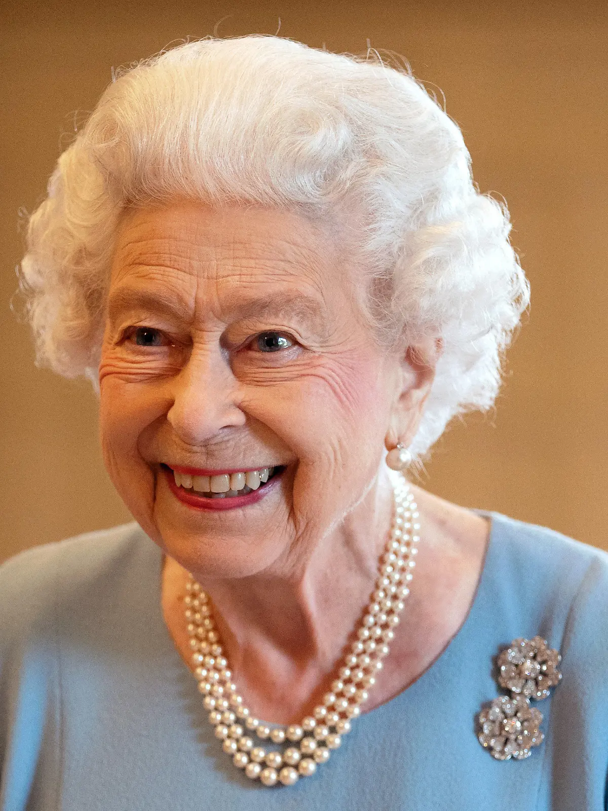 ARCHIV - 05.02.2022, Großbritannien, Sandringham: Königin Elizabeth II. lächelt während eines Empfangs von Bürgerinnen und Bürgern im Ballsaal von Sandringham House, der Residenz der Königin in Norfolk. Königin Elizabeth II. ist tot. Foto: Joe Giddens/PA Wire/dpa +++ dpa-Bildfunk +++