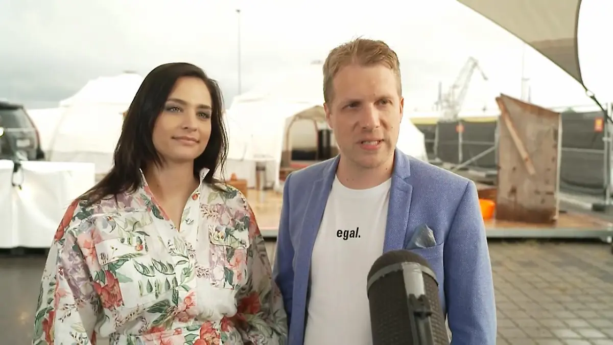 "Pocher - gefährlich ehrlich" wieder mit Publikum Oliver und Amira Pocher freuen sich