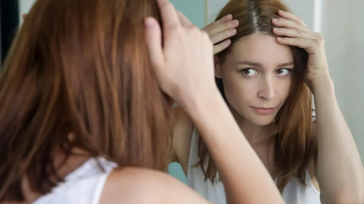 Frau bekommt graue Haare