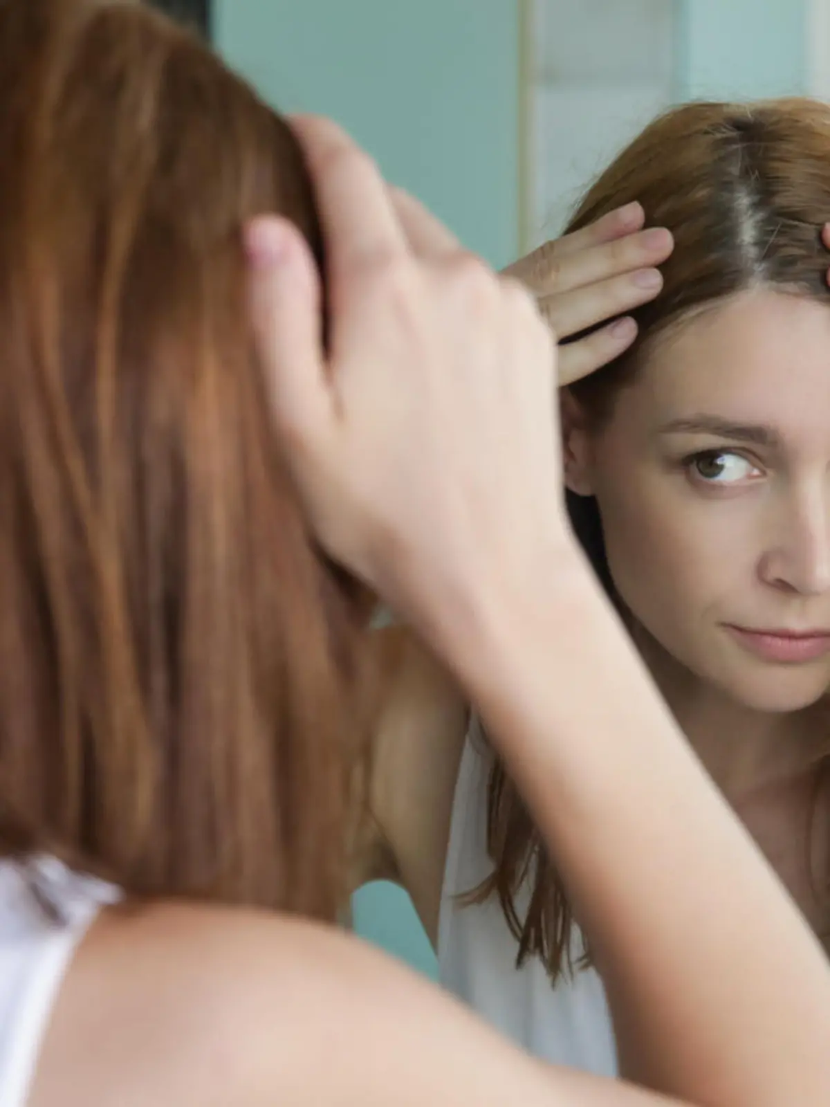 Frau bekommt graue Haare