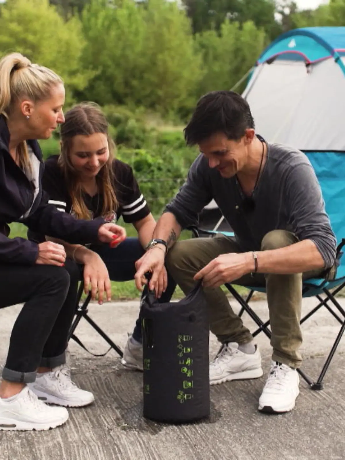 Machen diese Helferlein das Campen wie beworben komfortabler? Wir testen Gadgets wie die "Camping-Waschmaschine", den faltbaren Toaster und mehr. Bei welchem Produkt sich die Investition wirklich lohnt, sehen Sie im Video.