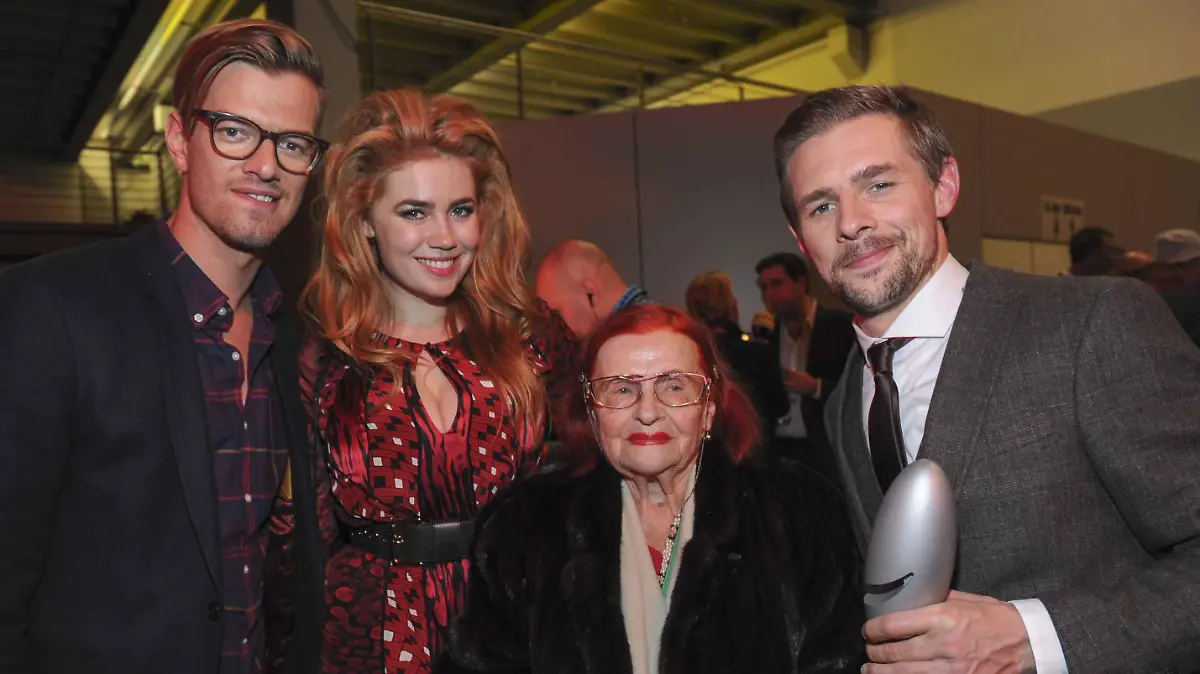 Palina Rojinski, Joko Winterscheidt, Oma Violetta und Klaas Heufer Umlauf beim Der Verleihung des "Deutschen Comedy Preis'" 2013.