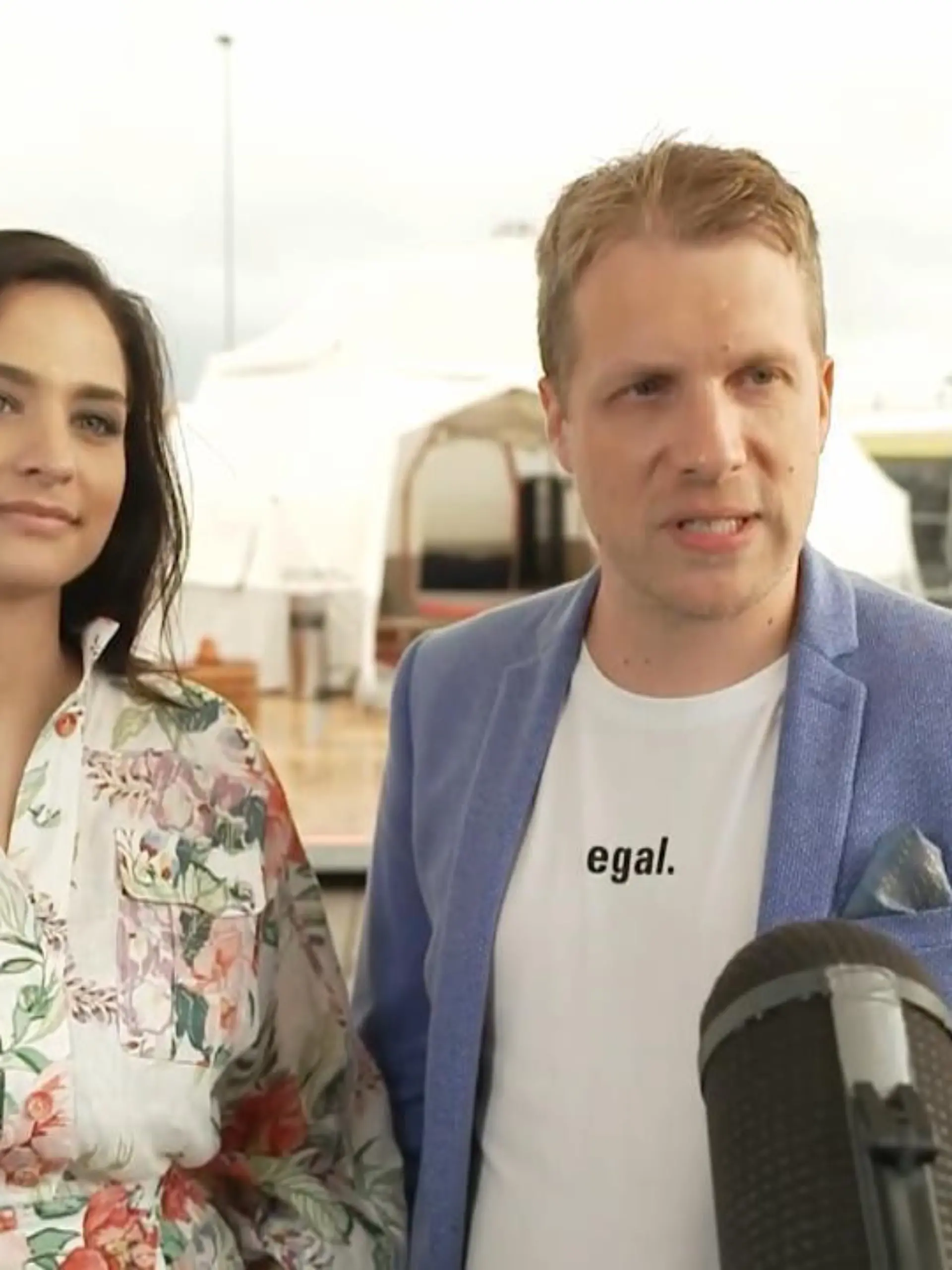 Amira und Oliver Pocher treten bei "Pocher - Gefährlich ehrlich" wieder vor Live-Publikum auf.