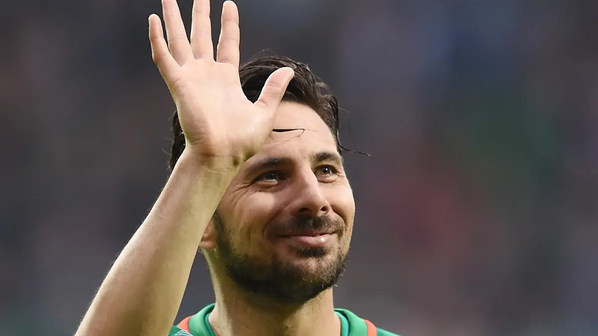 ARCHIV - Bremens Claudio Pizarro bedankt sich 04.03.2017 nach dem Spiel SV Werder Bremen gegen den SV Darmstadt 98 im Weserstadion in Bremen nach Spielende bei den Fans. Fußballprofi Claudio Pizarro steht nach übereinstimmenden Medienberichten vor einer Verpflichtung durch den Bundesligisten 1. FC Köln. Der fast 39 Jahre alte Peruaner ist vereinslos und könnte sofort unter Vertrag genommen werden. Foto: Carmen Jaspersen/dpa +++(c) dpa - Bildfunk+++