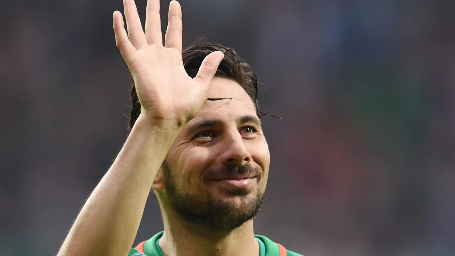 ARCHIV - Bremens Claudio Pizarro bedankt sich 04.03.2017 nach dem Spiel SV Werder Bremen gegen den SV Darmstadt 98 im Weserstadion in Bremen nach Spielende bei den Fans. Fußballprofi Claudio Pizarro steht nach übereinstimmenden Medienberichten vor einer Verpflichtung durch den Bundesligisten 1. FC Köln. Der fast 39 Jahre alte Peruaner ist vereinslos und könnte sofort unter Vertrag genommen werden. Foto: Carmen Jaspersen/dpa +++(c) dpa - Bildfunk+++