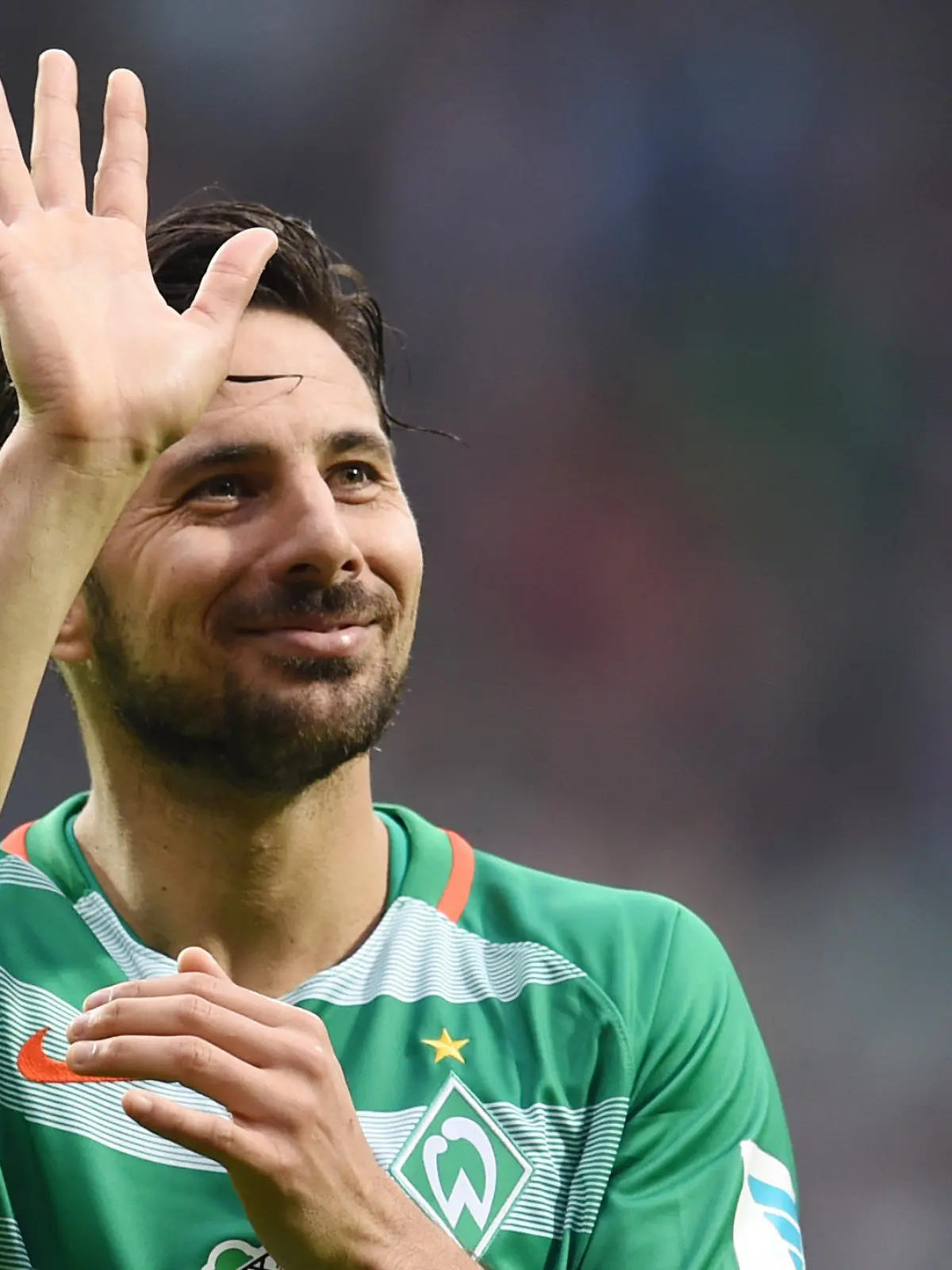 ARCHIV - Bremens Claudio Pizarro bedankt sich 04.03.2017 nach dem Spiel SV Werder Bremen gegen den SV Darmstadt 98 im Weserstadion in Bremen nach Spielende bei den Fans. Fußballprofi Claudio Pizarro steht nach übereinstimmenden Medienberichten vor einer Verpflichtung durch den Bundesligisten 1. FC Köln. Der fast 39 Jahre alte Peruaner ist vereinslos und könnte sofort unter Vertrag genommen werden. Foto: Carmen Jaspersen/dpa +++(c) dpa - Bildfunk+++