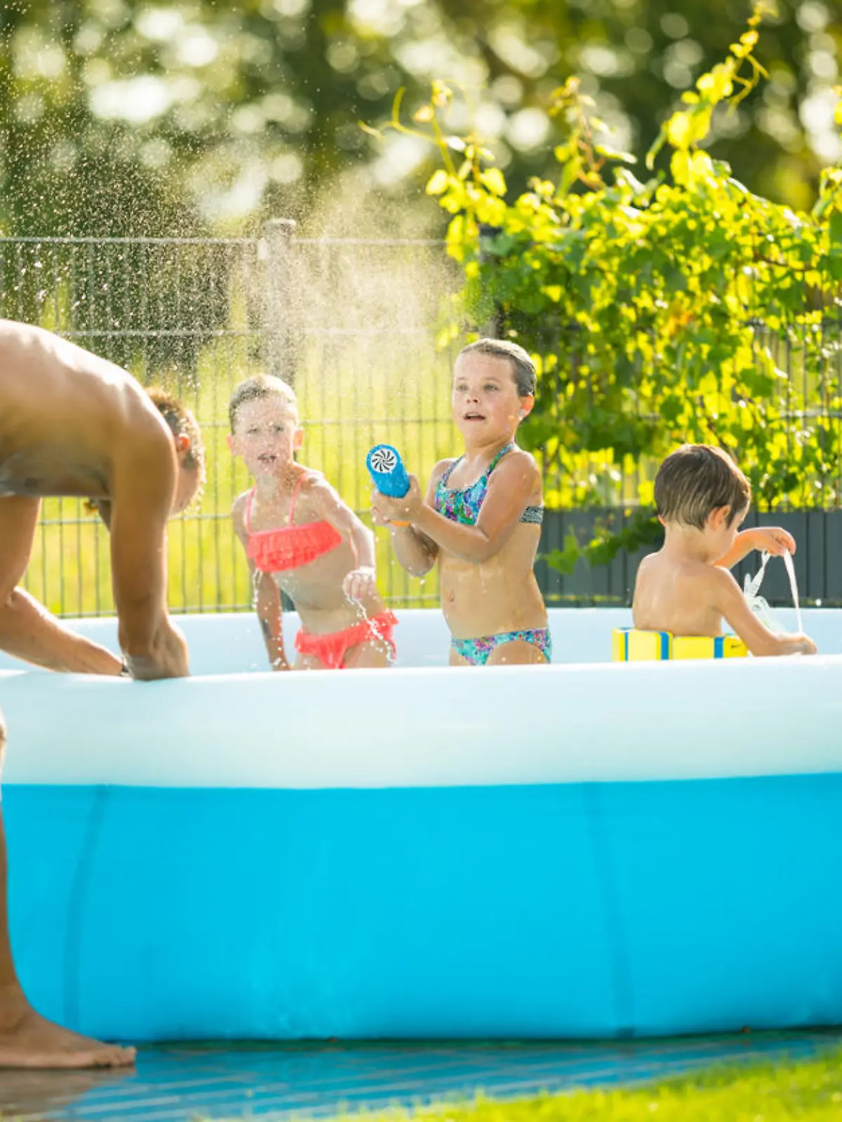 Familie im Gartenpool