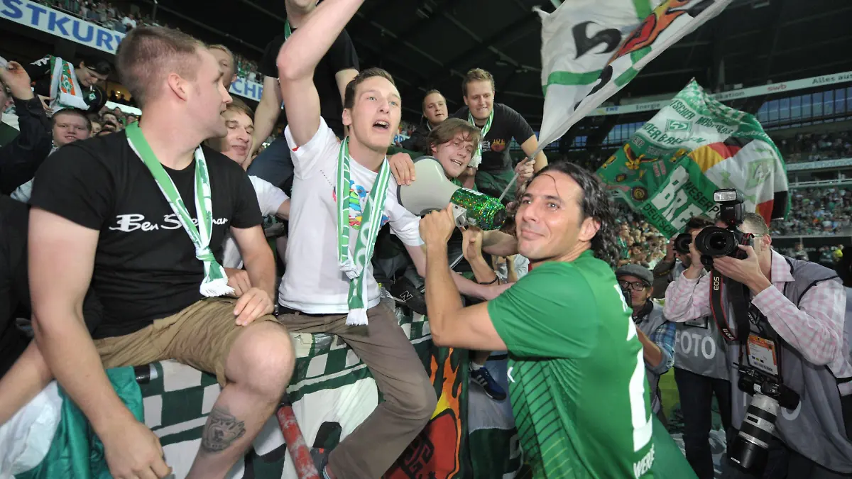 Fußball Bundesliga, 7. Spieltag, Werder Bremen - Hertha BSC Berlin am Sonntag (25.09.2011) im Weser Stadion in Bremen. Werders Claudio Pizarro feiert nach dem Spiel mit den Fans. Foto: Carmen Jaspersen dpa/lni (Achtung Sperrfrist! Die DFL erlaubt die Weiterverwertung der Bilder im IPTV, Mobilfunk und durch sonstige neue Technologien erst zwei Stunden nach Spielende. Die Publikation und Weiterverwertung im Internet ist während des Spiels auf insgesamt fünfzehn Bilder pro Spiel begrenzt.) +++(c) dpa - Bildfunk+++