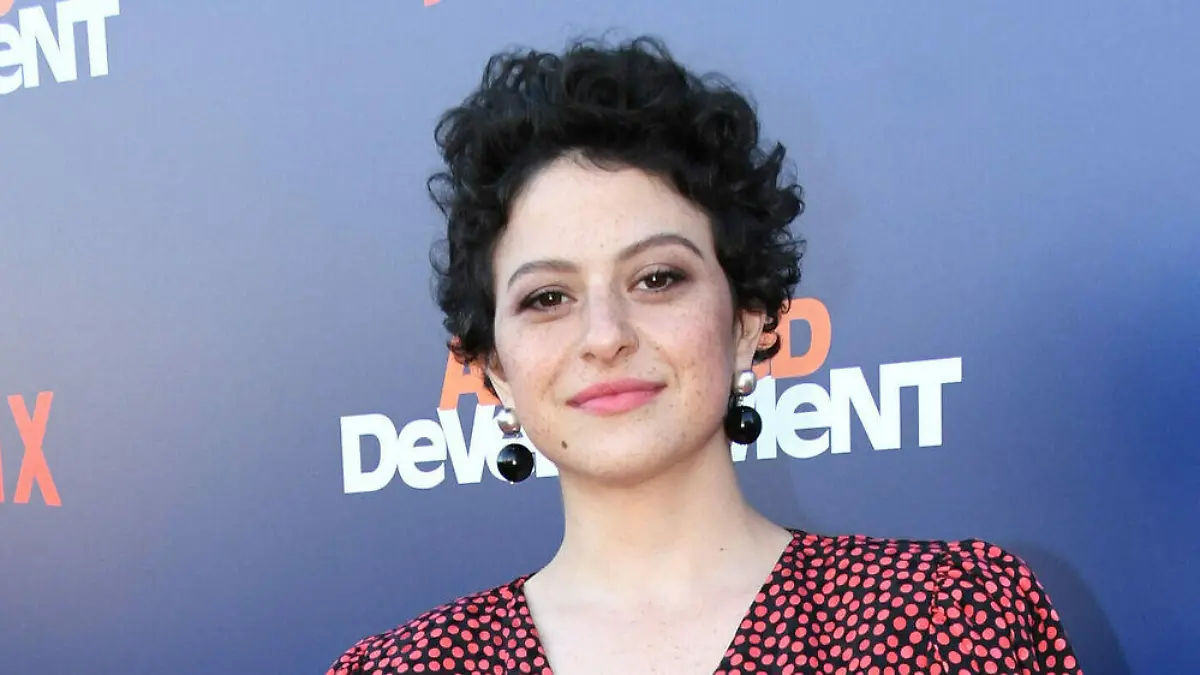 Alia Shawkat spricht Klartext: Das läuft wirklich mit Brad Pitt