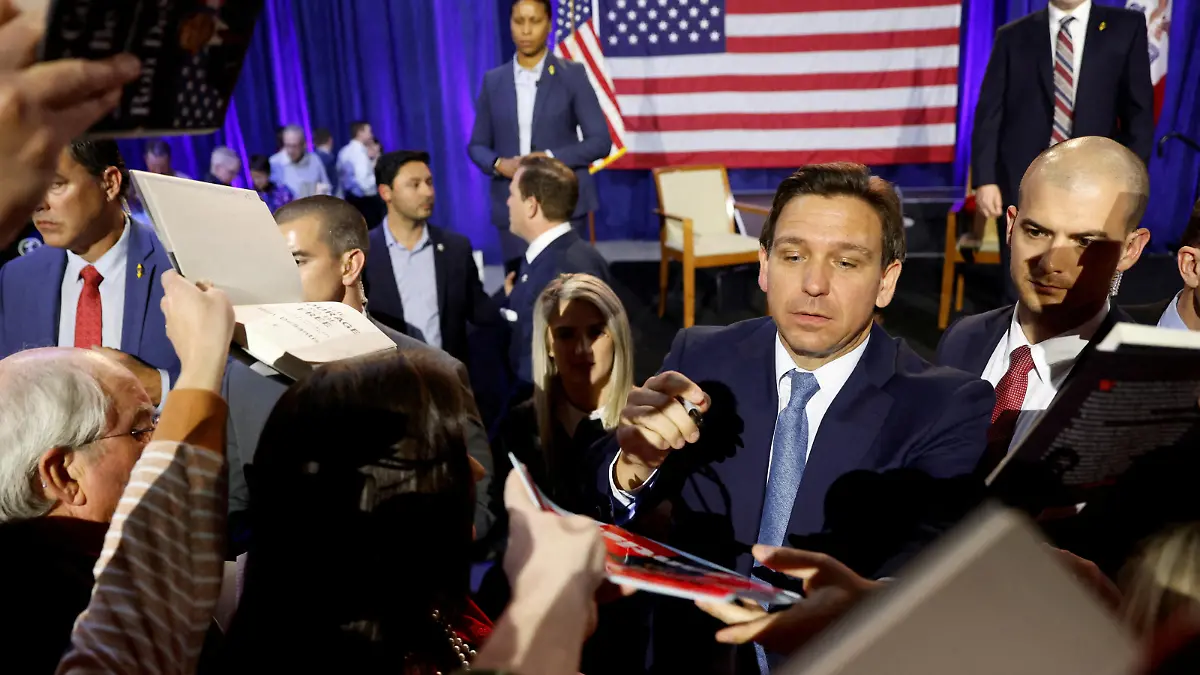 FILE PHOTO: Florida Governor Ron DeSantis greets attendees and signs books after his remarks as he makes his first trip to the early voting state of Iowa for a book tour stop at the Iowa State Fairgrounds in Des Moines, Iowa, U.S. March 10, 2023. REUTERS/Jonathan Ernst/File Photo