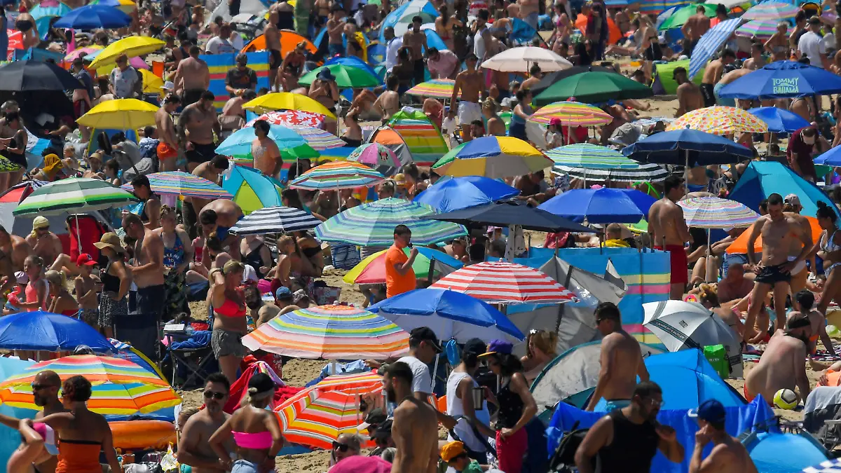 FILE PHOTO: People enjoy the hot weather at the beach in Bournemouth, Britain, June 24, 2020. REUTERS/Toby Melville/File Photo