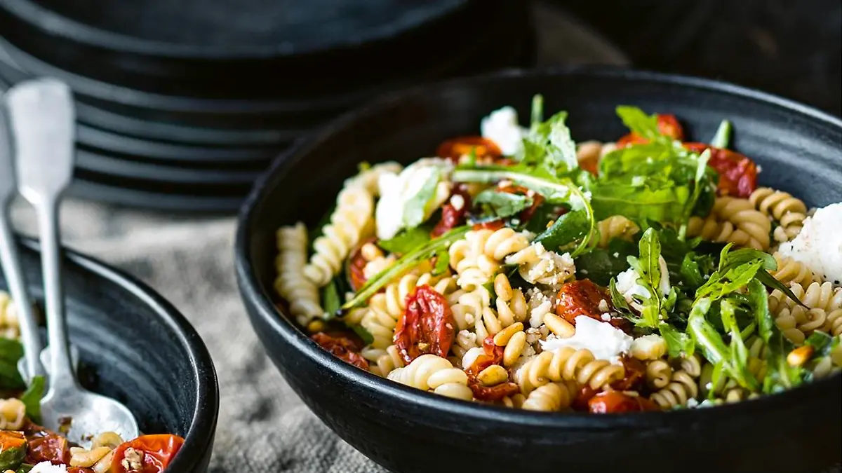 Nudelsalat mit halb getrockneten Tomaten.jpg