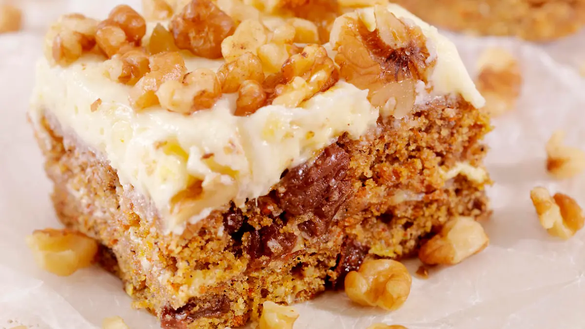 Carrot Cake wird durch die vielen Möhren und Nüsse saftig - da braucht das glutenfreie Mehl in der Regel keine Bindemittel