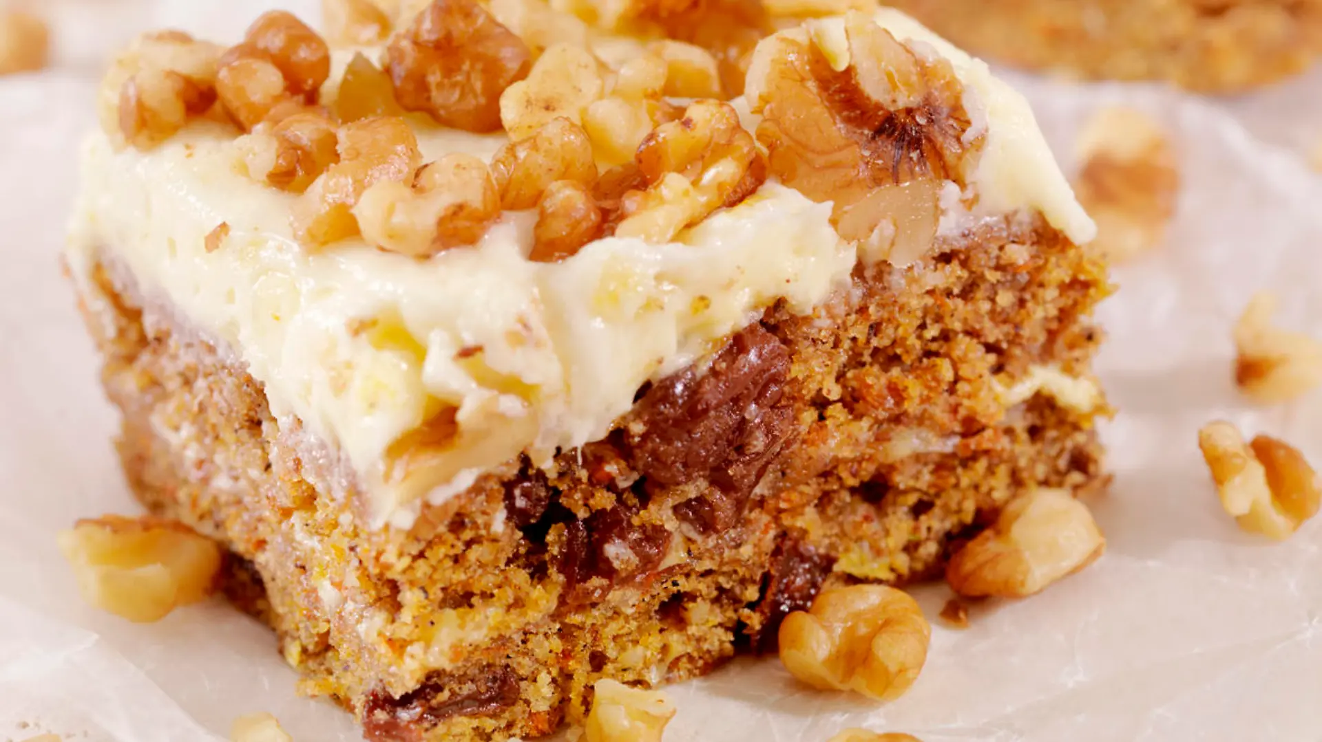 Carrot Cake wird durch die vielen Möhren und Nüsse saftig - da braucht das glutenfreie Mehl in der Regel keine Bindemittel