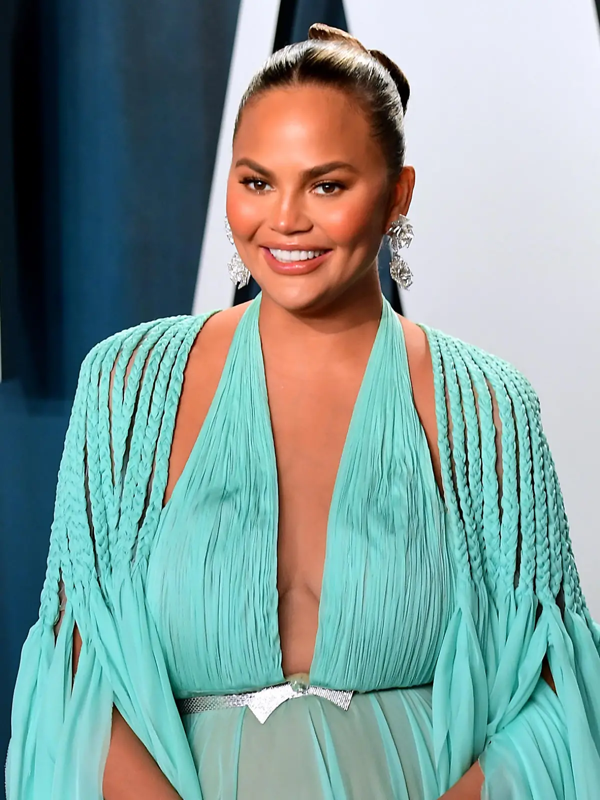 Chrissy Teigen gibt ein Update nach der Brust-OP und zeigt ihre Brüste ohne Implantate.