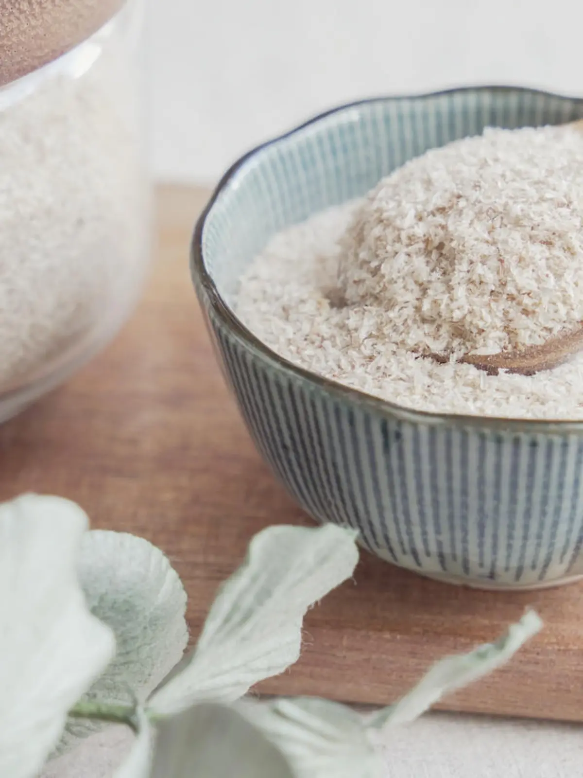 Gemahlene Flohsamenschalen machen glutenfreie Backwaren saftiger und sind auch gut für die Verdauung, wenn man keine Glutenunverträglichkeit hat