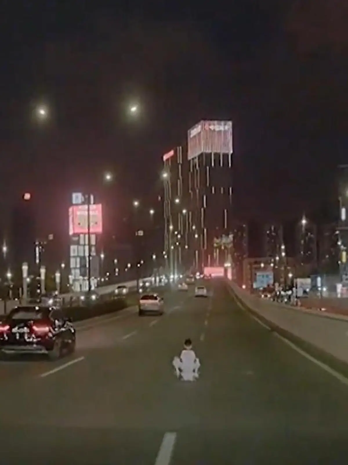 Bild zu: "Bei Rushhour! Kind rollt mit Spielzeugauto auf Schnellstraße"