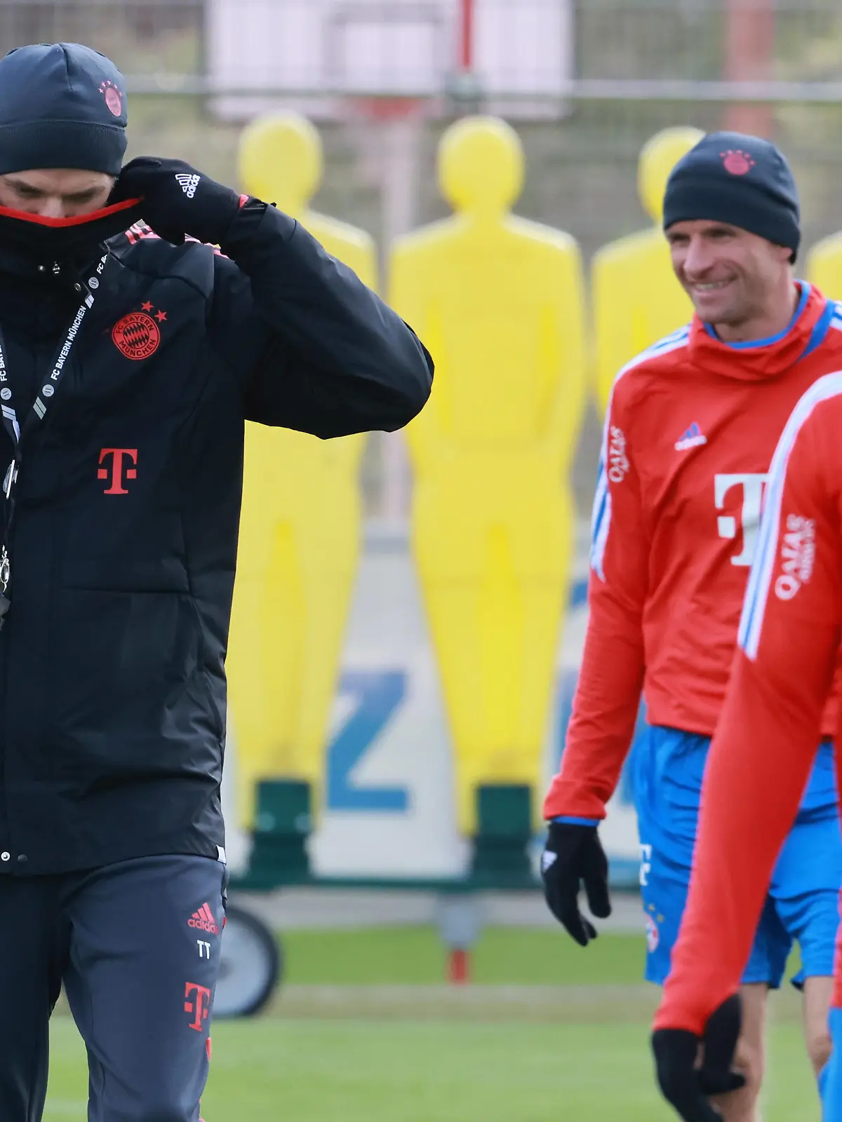 Neuer Trainer,Thomas Tuchel, mit 10 Leroy Sane re. und 25 Thomas Mueller, Fussball / FC Bayern Muenchen / Training an der Saebenerstrasse / 28.03.2023 / FOTO: Mladen Lackovic / LakoPress *** New coach,Thomas Tuchel, with 10 Leroy Sane re and 25 Thomas Mueller, football FC Bayern Muenchen training at Saebenerstrasse 28 03 2023 PHOTO Mladen Lackovic LakoPress