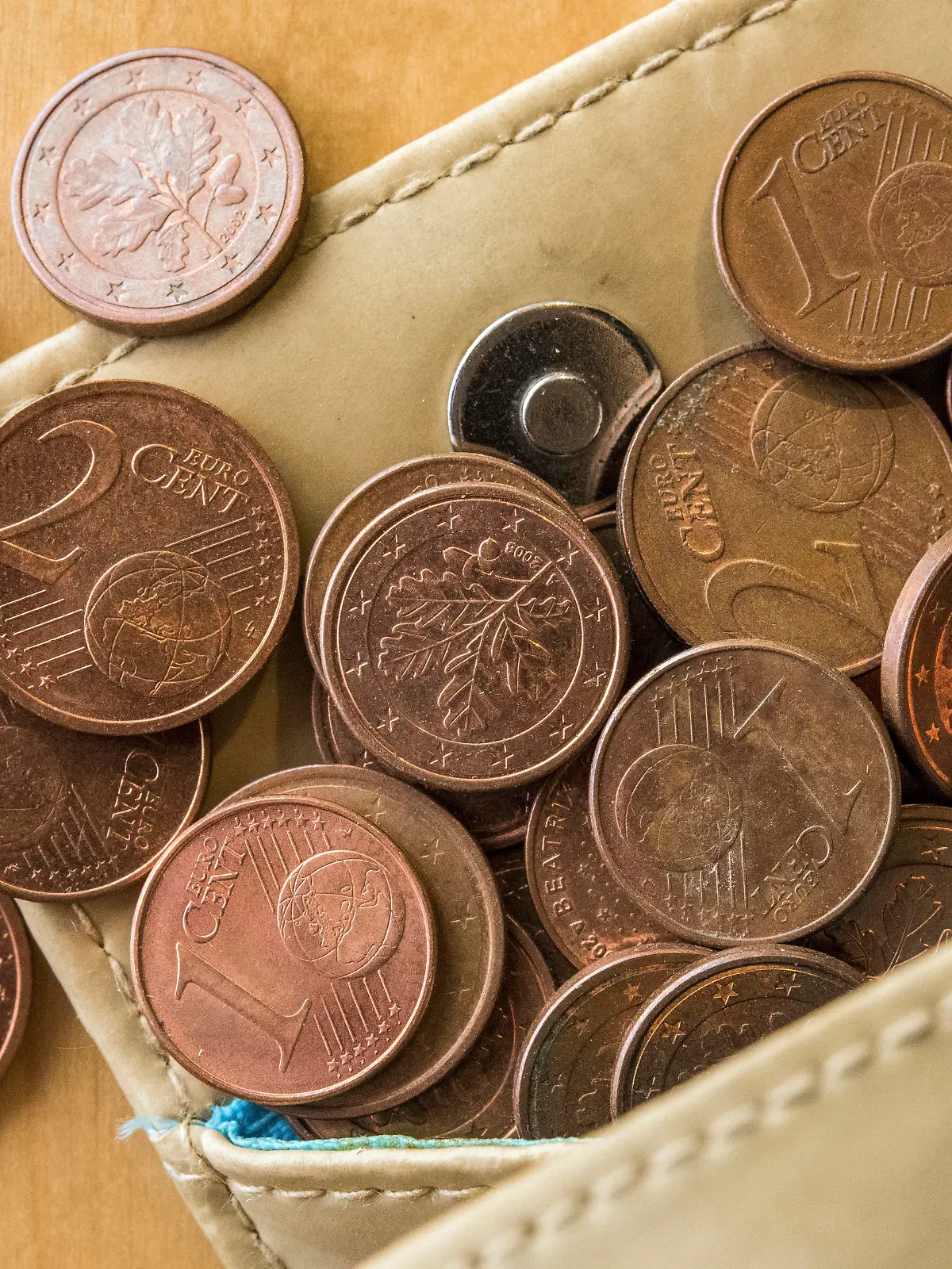 Kleingeld in Form von 1 und 2 Euro-Cent-Münzen sind in einer Geldbörse zu sehen, fotografiert am 30.03.2016 in Sieversdorf (Brandenburg). Foto: Patrick Pleul