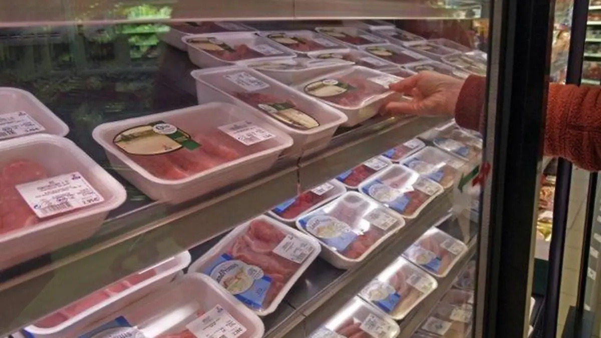 MR Verbraucher Person beim Einkaufen im Supermarkt vor Regal Kühlregal mit abgepacktem Fleisch Hand greift eine Packung / MR person consumer going shopping in supermarket in front of cold shelves with prepacked prepackaged meat hand reaching for one package meat Keine Weitergabe an Drittverwerter.