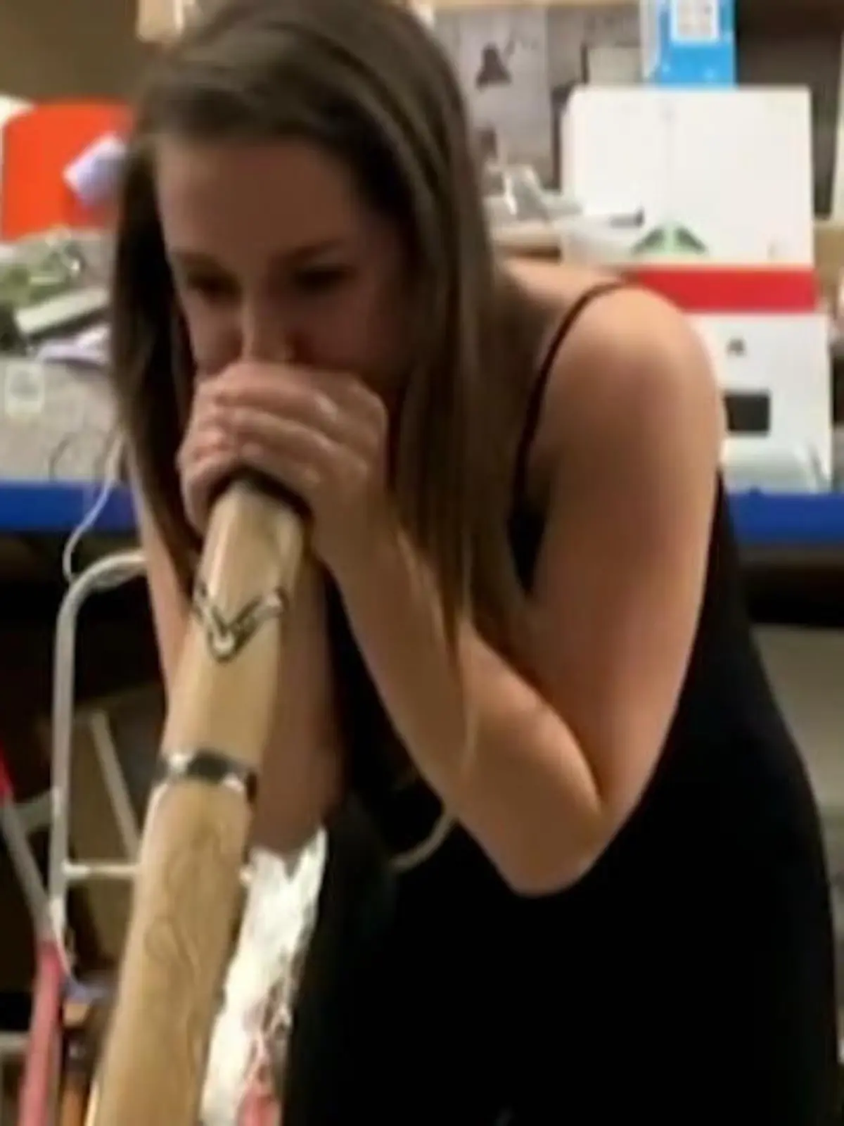 Bild zu: "Senta-Sofia Delliponti versucht sich am Didgeridoo"
