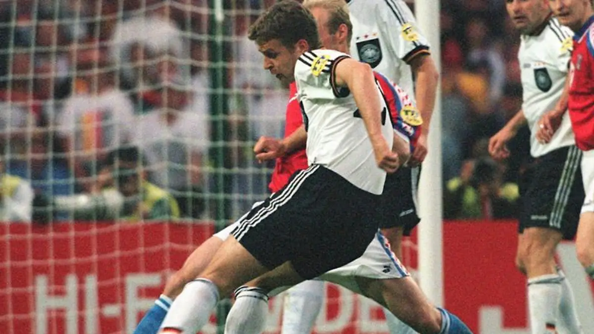 Oliver Bierhoff (vorn) erzielt 1996 aus der Drehung das Golden Goal im Wembleystadion. Foto: Oliver Berg