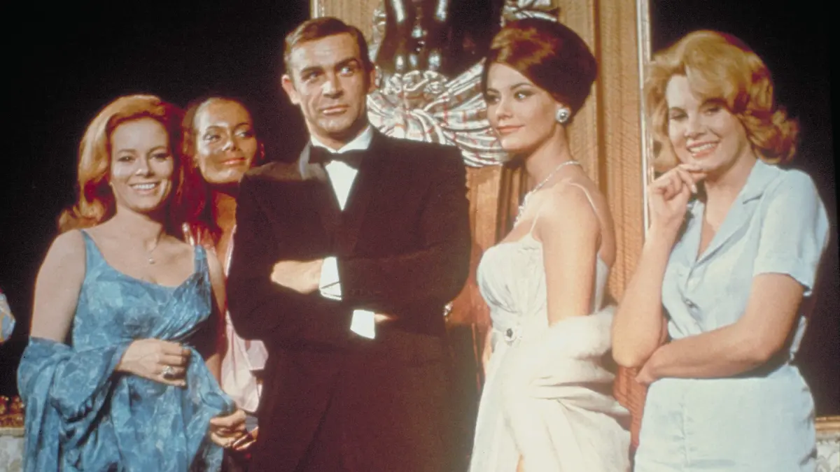 Geheimagent James Bond 007 (Sean Connery) mit seinen Frauen. Kinostart: 17.12.1965