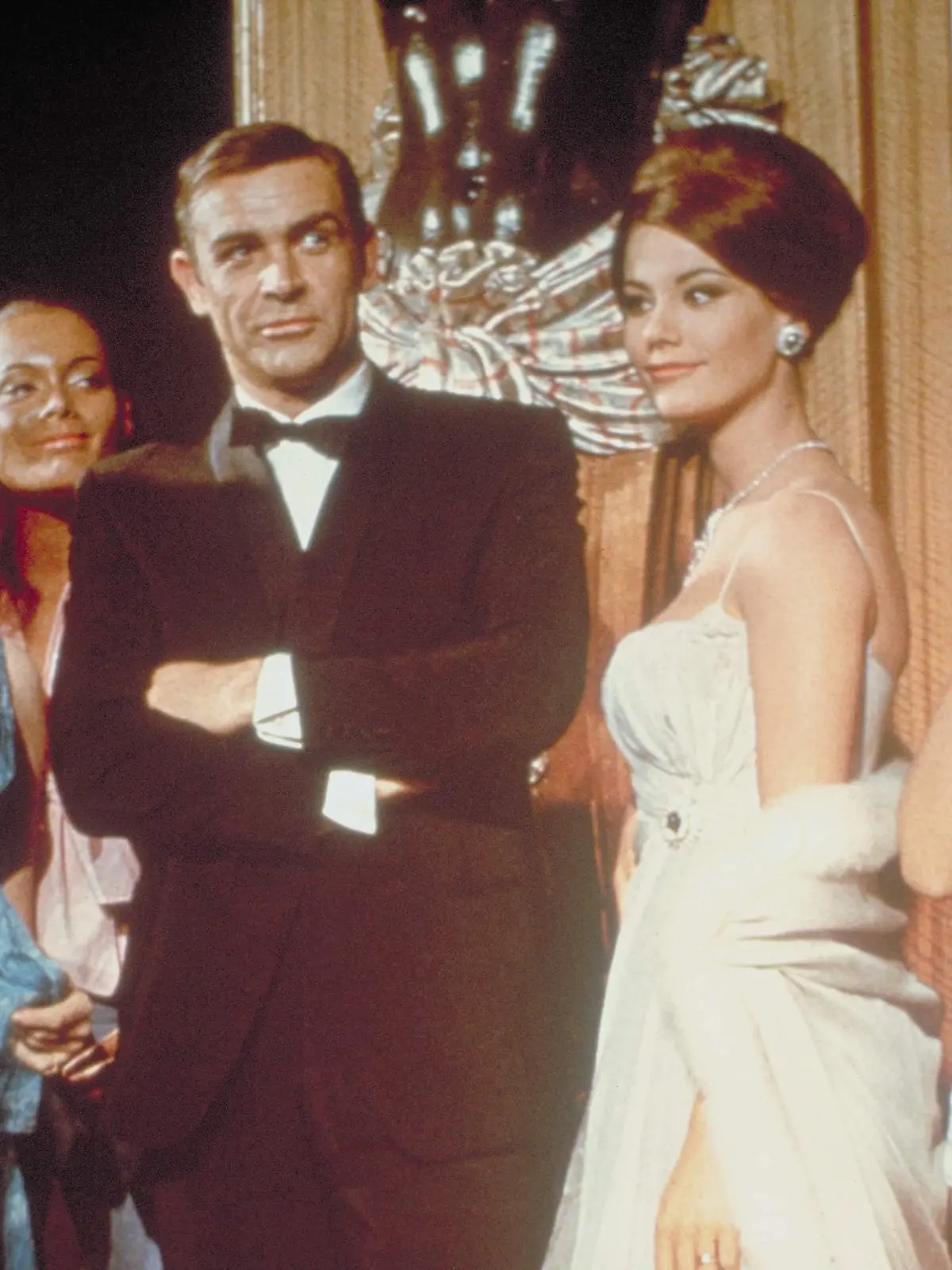 Geheimagent James Bond 007 (Sean Connery) mit seinen Frauen. Kinostart: 17.12.1965