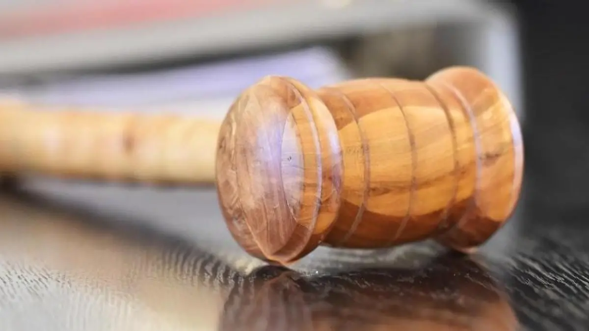Ein Richterhammer aus Holz. Foto: Uli Deck/Archiv