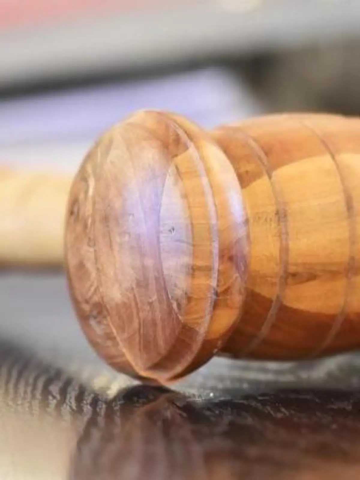 Ein Richterhammer aus Holz. Foto: Uli Deck/Archiv
