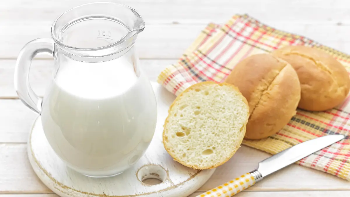 Milch und Brötchen