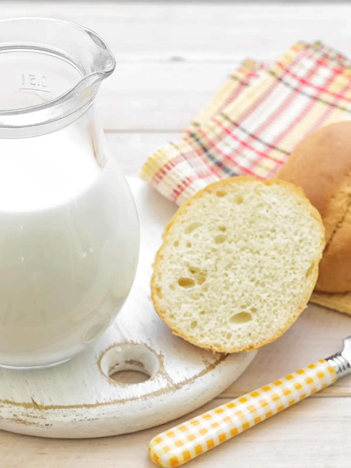 Milch und Brötchen